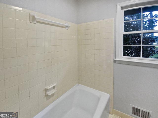 bathroom featuring tiled shower / bath combo