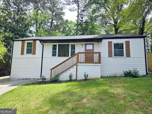 view of front of house featuring a front lawn