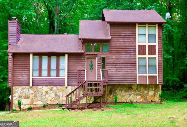 view of front facade featuring a front lawn