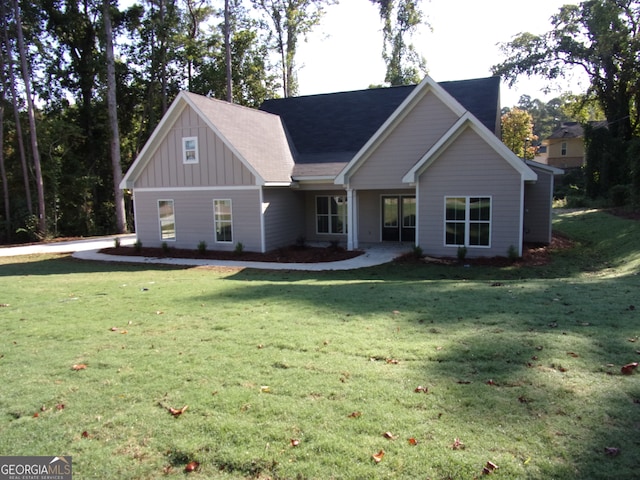 view of front facade featuring a front lawn