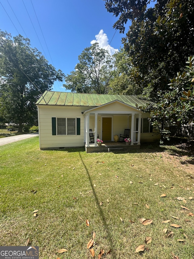 view of front facade featuring a front yard and a porch