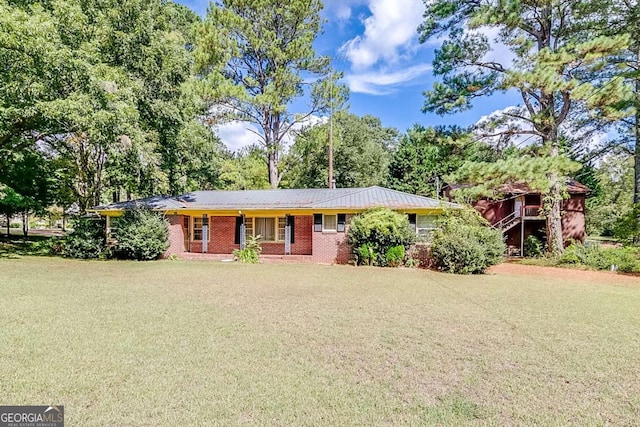 ranch-style home featuring a front lawn