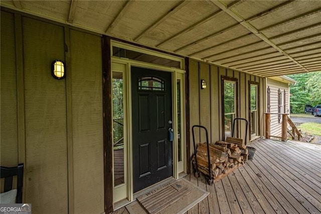 entrance to property featuring covered porch