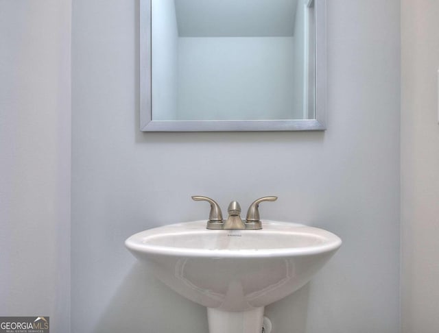 bathroom featuring a sink