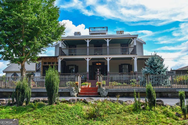 view of front of property featuring a balcony