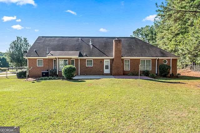 view of front of property featuring a patio area and a front yard