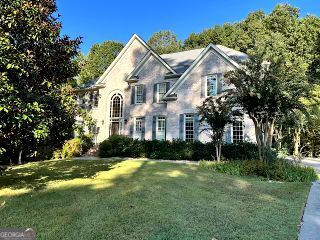 view of front facade with a front yard