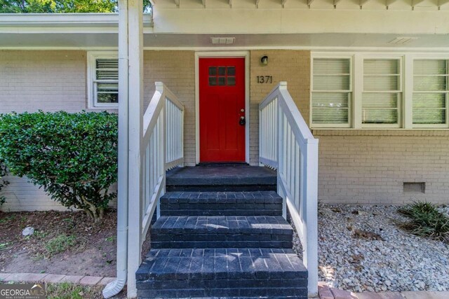 property entrance with covered porch