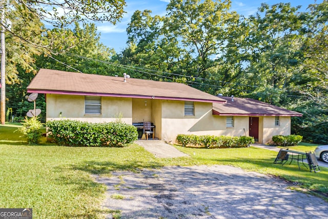 single story home featuring a front yard