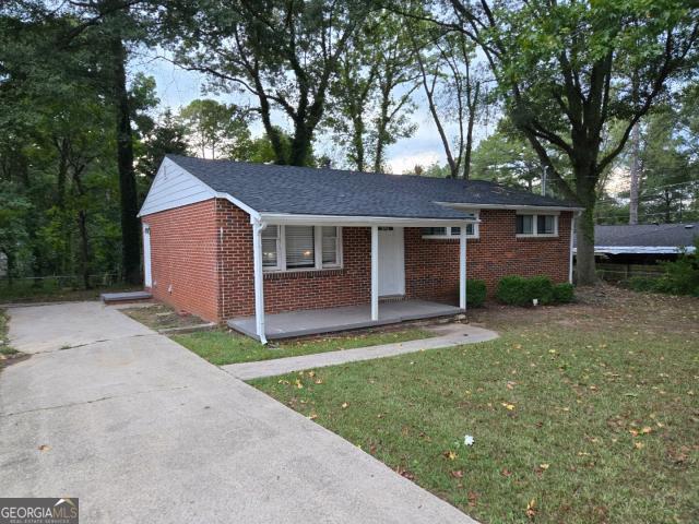 view of front facade with covered porch and a front yard