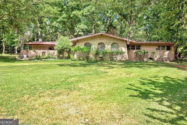 view of front of house with a front lawn