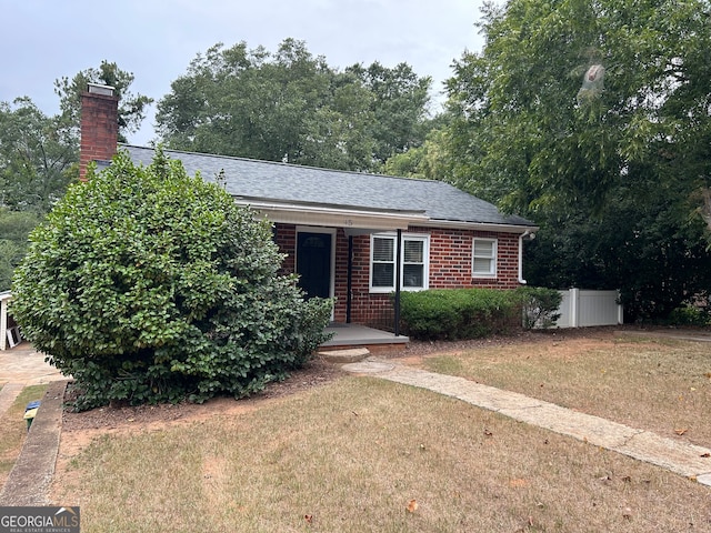 view of front facade with a front yard