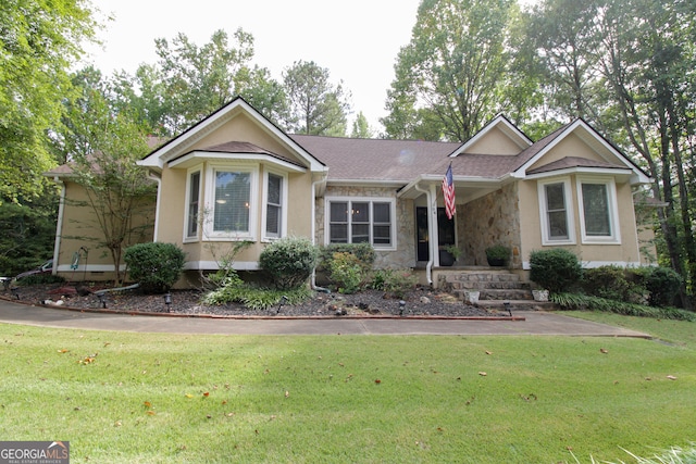 view of front facade featuring a front lawn