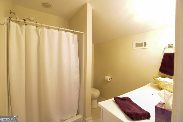 bathroom with vanity, toilet, and a shower with shower curtain