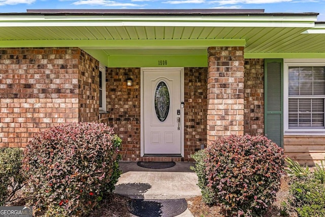 entrance to property featuring covered porch