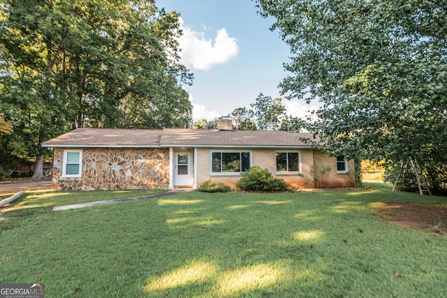 single story home with a front yard