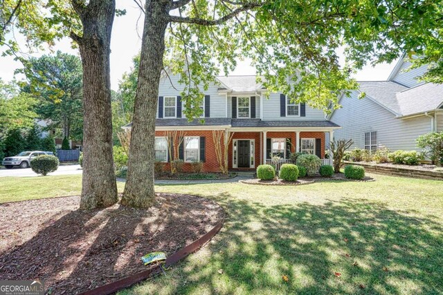 view of front of property featuring a front lawn and a porch