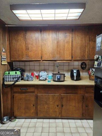 kitchen with decorative backsplash