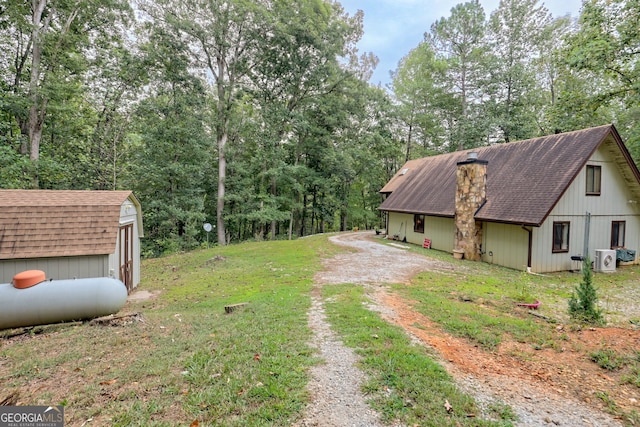 view of yard with a shed