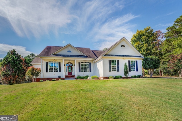 view of front facade featuring a front lawn