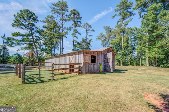 view of yard with an outdoor structure