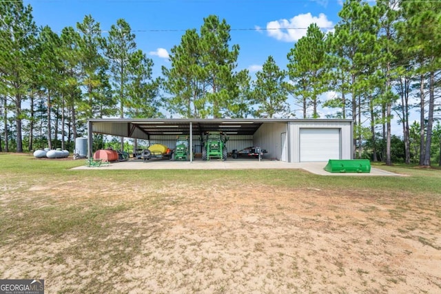 view of front of home featuring a front yard and a garage