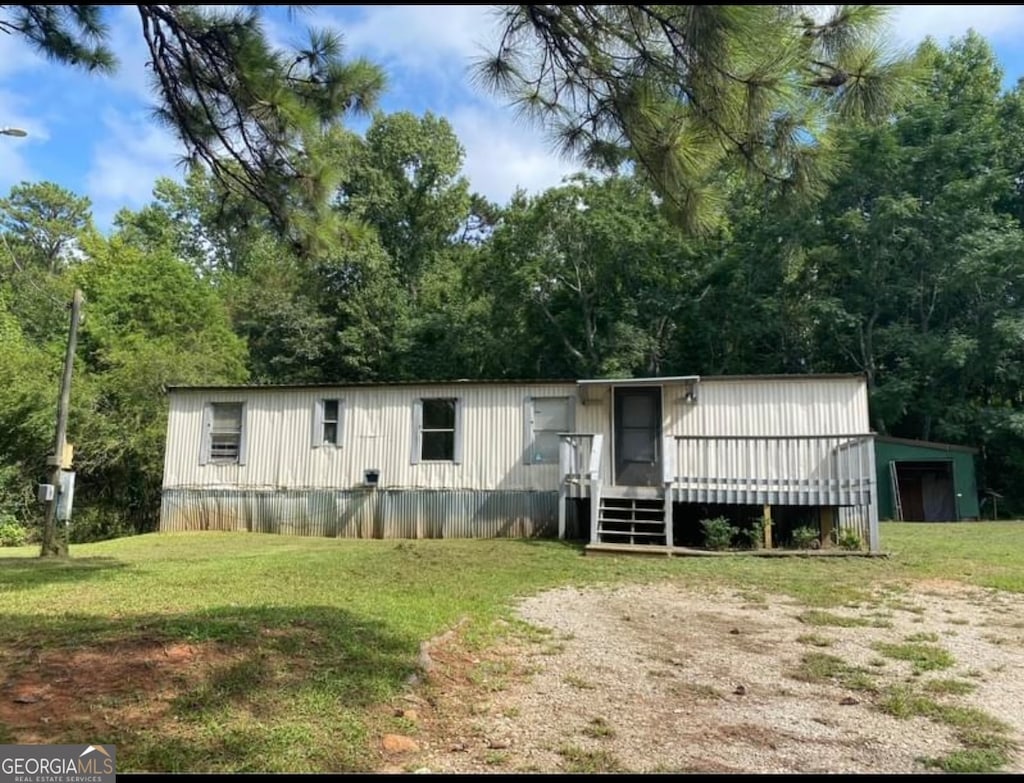 manufactured / mobile home with a front lawn