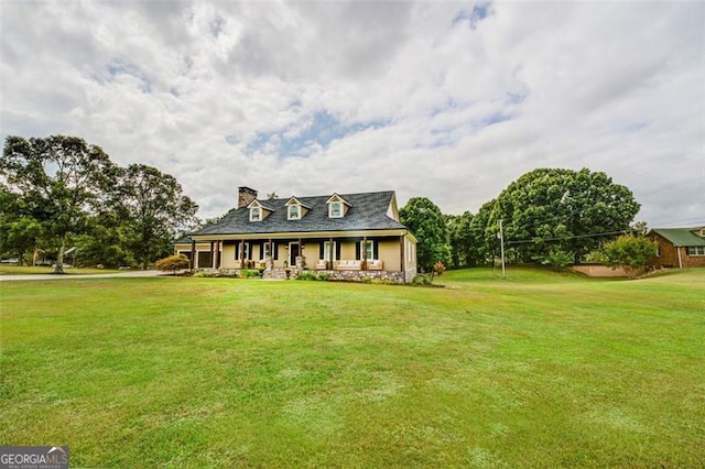 cape cod-style house featuring a front lawn