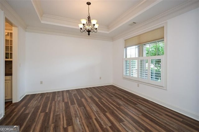 empty room with crown molding, dark wood-type flooring, and an inviting chandelier