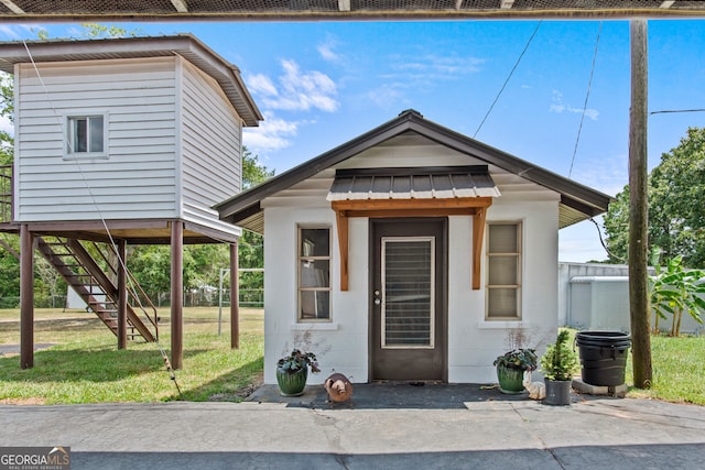 view of front of property featuring a front yard