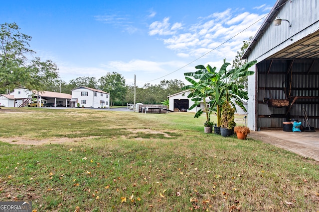 view of yard with an outbuilding