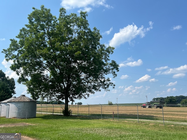 view of yard featuring a rural view