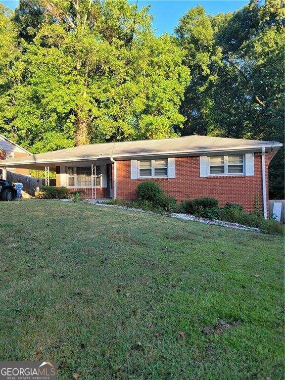 single story home with a front yard