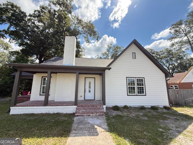 view of front of home featuring a front lawn