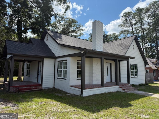 view of front facade featuring a front yard