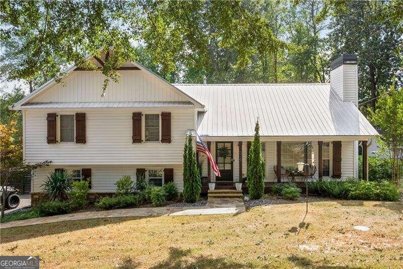 view of front of property featuring a front lawn and covered porch