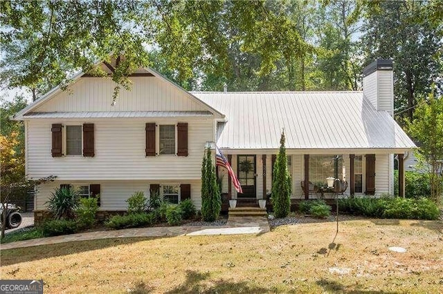 view of front of property featuring a front lawn and covered porch