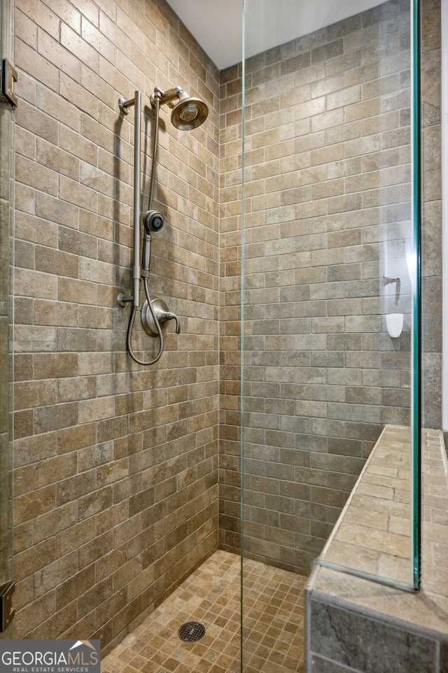 bathroom featuring a tile shower