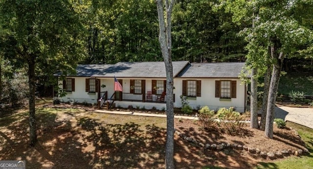 single story home with covered porch