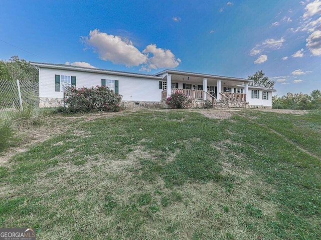 view of front of house featuring a front lawn