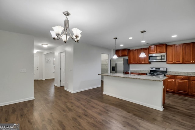 kitchen featuring an inviting chandelier, dark hardwood / wood-style floors, an island with sink, decorative light fixtures, and stainless steel appliances