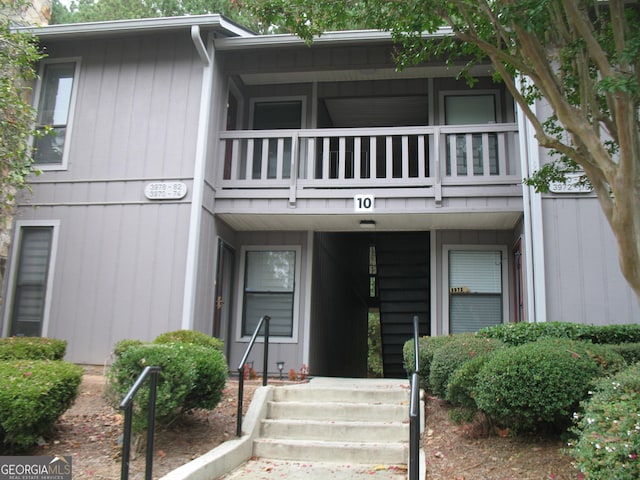 view of front of house featuring a balcony