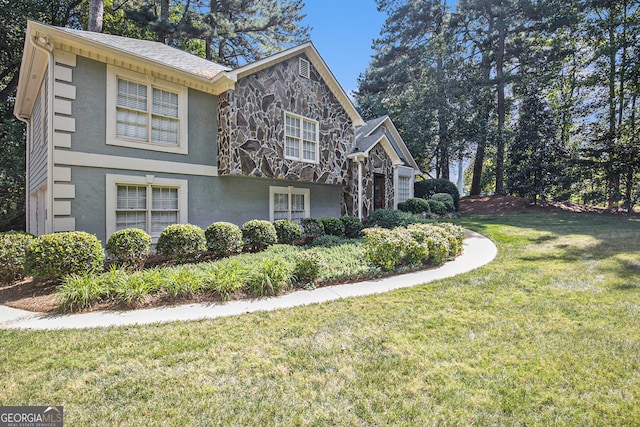 view of front facade with a front yard