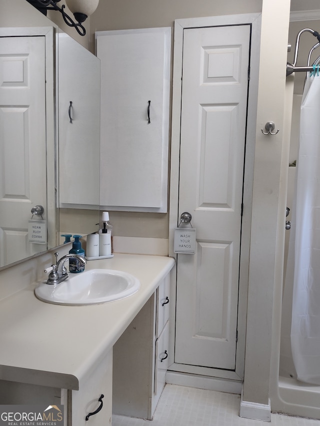 bathroom featuring a shower with curtain and vanity