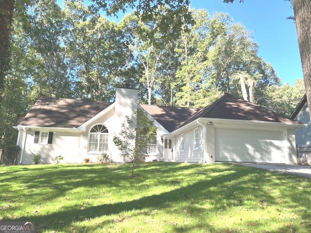 view of front of property featuring a front yard and a garage