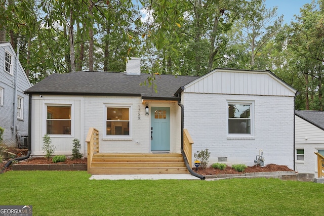 view of front of home featuring a front yard