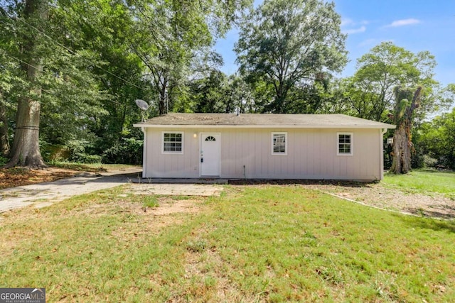 view of front of house with a front lawn