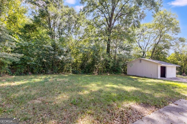 view of yard featuring an outdoor structure