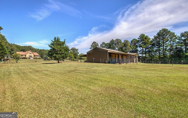 view of yard featuring an outdoor structure