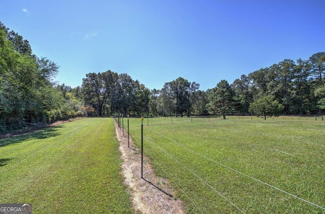 view of yard featuring a rural view